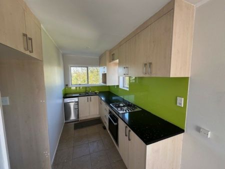 Brick & Tile Duplex in Popular New Lynn - Photo 4