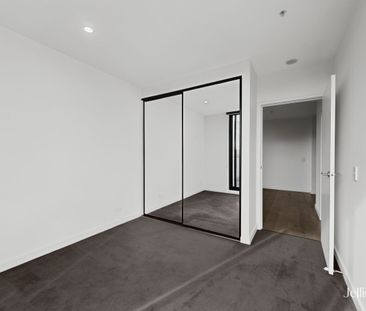 Stylish Apartment with a Expansive Wrap-Around Balcony & Uninterrup... - Photo 6