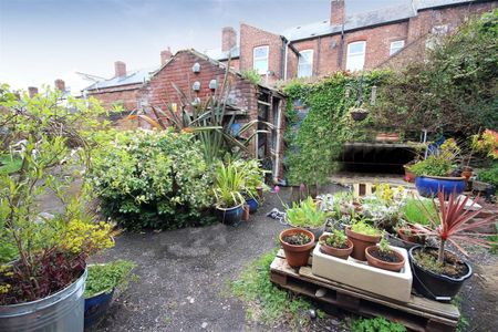 3 Bedroom House - Terraced To Let - Photo 2