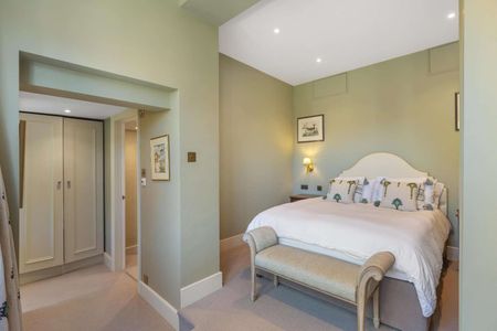 A spacious split level maisonette with garden and office on a quiet street near to Northcote Road - Photo 3