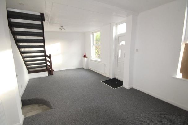 2 bedroom end of terrace house to rent - Photo 1
