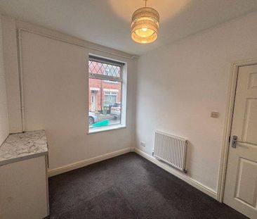 4 bedroom semi-detached house to rent - Photo 4