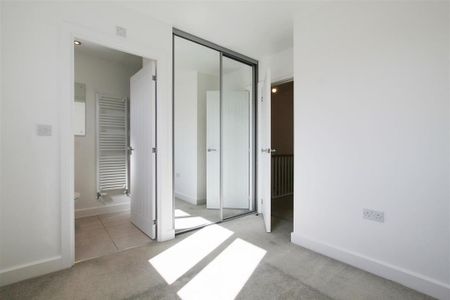 2 bedroom end of terrace house to rent - Photo 2