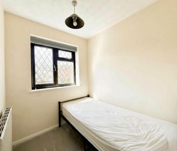 4 bedroom semi-detached house to rent - Photo 2
