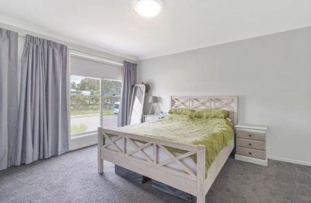 Four Bedroom House with Ducted AC! - Photo 3