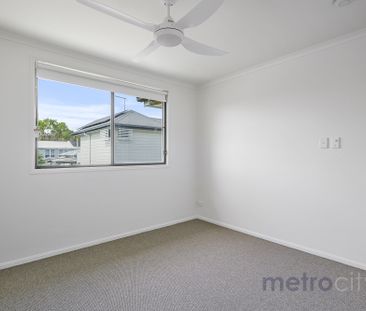 Beautifully Updated Townhouse Moments from Oxford Street!! - Photo 4