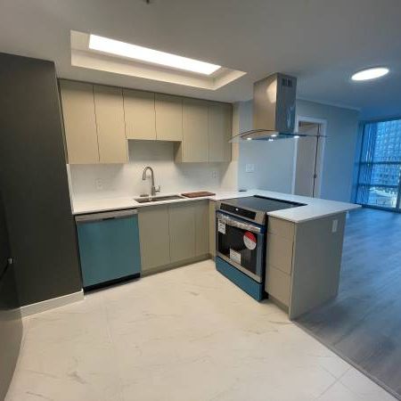 Beautifully Renovated in the great neighbourhood. New Appliances! - Photo 4