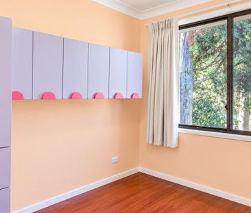 COMFORTABLE FAMILY LIVING WITH SPACIOUS INTERIORS & GENEROUS BACKYARD! - Photo 5
