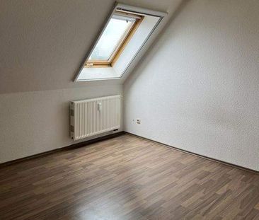 Individuelle und geräumige Dachwohnung! Tageslichtbad mit Wanne und... - Photo 1