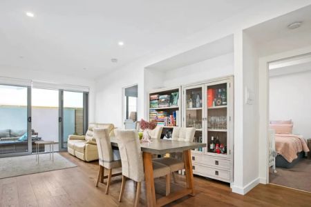 CONVIENIENT BAYSIDE LIVING! - Photo 2