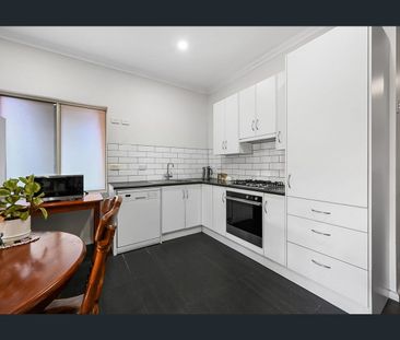 Charming 3- bedroom home - Photo 5