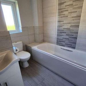 Bedroom Semi-detached House In Guildford, GU4 - Photo 2