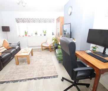 2 bedroom Maisonette to let - Photo 4
