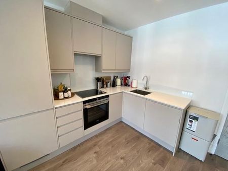 High Street, MAIDENHEAD - Photo 5