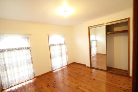 LOCATION !!! LOCATION !!! 3 BEDROOMS FRONT HOUSE IN QUIET STREET & INCLUDED BILL ( Electric , Water & Internet) - Photo 3