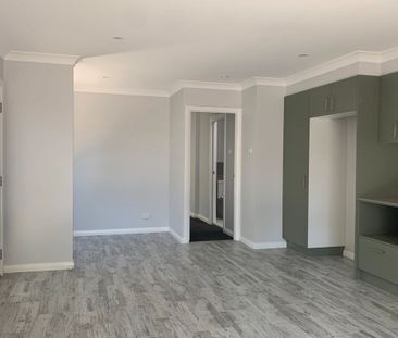 Near-new unit offering low-maintenance living - Photo 5