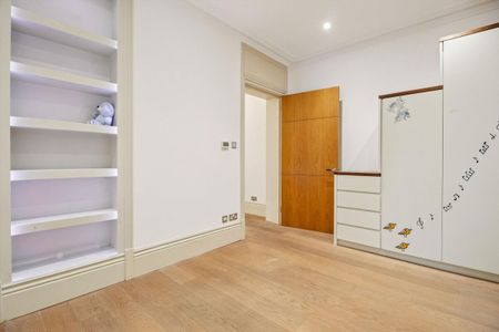 Prestigious residence at Kensington Mansions featuring four bedrooms. - Photo 4