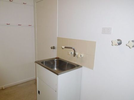 Low set Villa/Townhouse with low maintenance courtyard! Only 4 villa's in complex - Photo 5