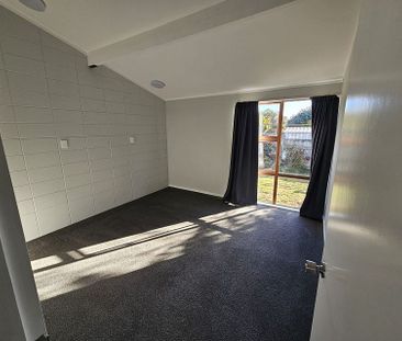 Modern & Quiet 2-Bedroom Unit – Prime Location - Photo 2