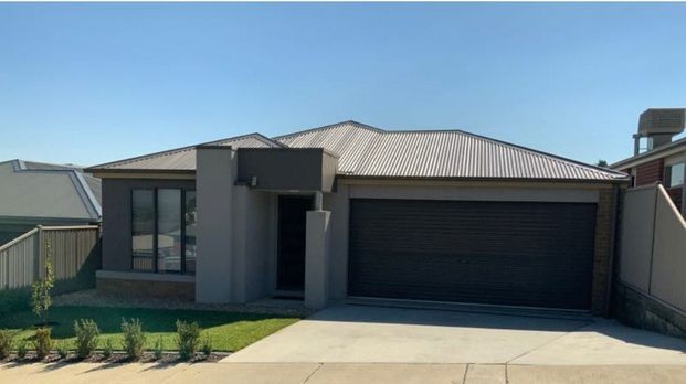 GREAT FAMILY HOME WITH DUCTED HEATING AND COOLING - Photo 1