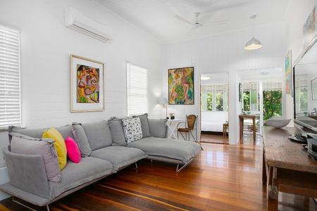 CHARGING TWO BEDROOM HOME IN PRIME INNER CITY LOCATION! - Photo 5