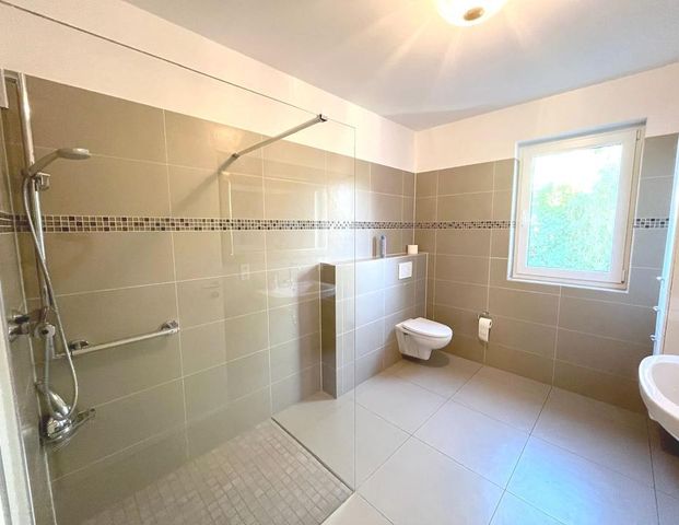 Trier-Feyen-Lichtdurchflutetes Wohngefühl – Exklusive 2-Zimmer-Wohnung mit Eichenparkett, Einbauküche, Balkon & Tiefgarage - Foto 1