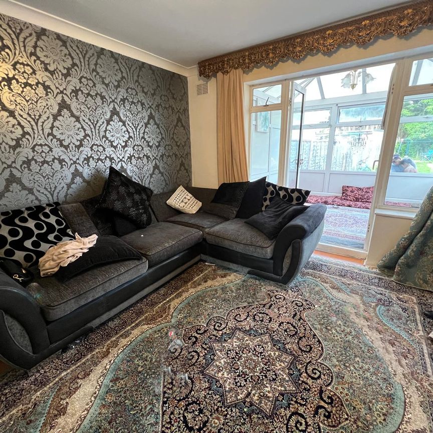 Reynolds Road, Hayes, UB4 9BX - Photo 1