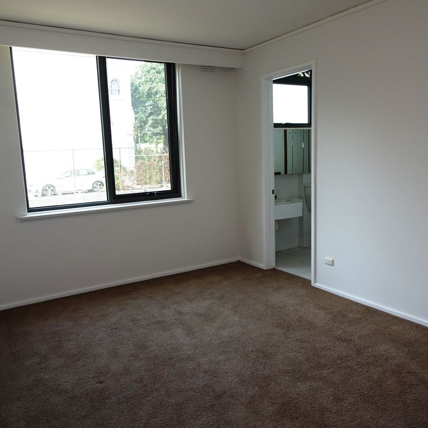 Oversize 2 Bedroom North Facing Apartment - Photo 1