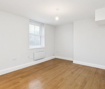 Ashley Road, Walton-on-Thames, Surrey, KT12 - Photo 2