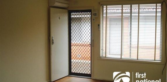 Quiet One-Bedroom Unit in the Heart of Sunshine North - Photo 2