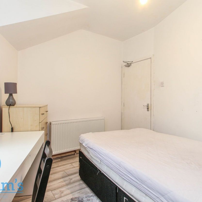 5 bed Mid Terraced House for Rent - Photo 1