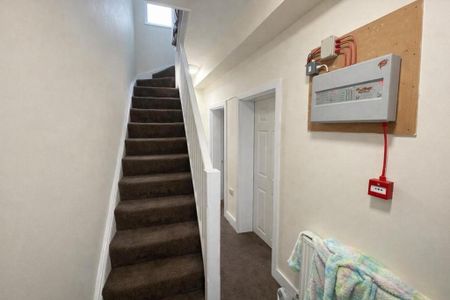 1 bedroom in a house share to rent - Photo 4