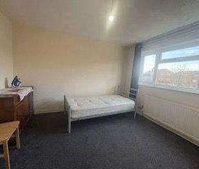 5 bedroom semi-detached house to rent - Photo 4