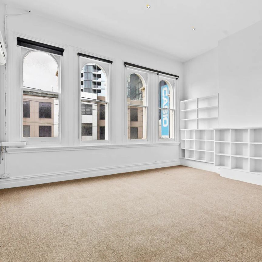 Stylish Light-Filled Apartment in Prime Lifestyle Location - Photo 1