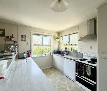 Solid three-bedroom in Spotswood - Photo 2