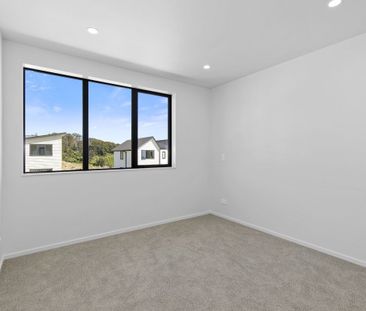 Brand new 3-bedroom Townhouse in fabulous Whitby - Photo 3