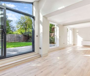 A newly refurbished three bedroom flat within an imposing Victorian... - Photo 5