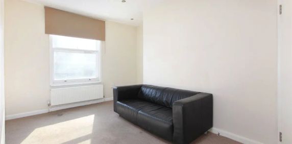 2 bedroom flat in Wandsworth - Photo 2