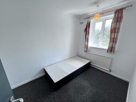 4 bedroom semi-detached house to rent - Photo 4
