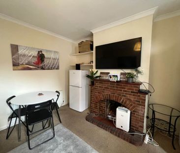 Room 2: 46 George Road, Guildford, GU1 4NR - EN SUITE - Photo 4