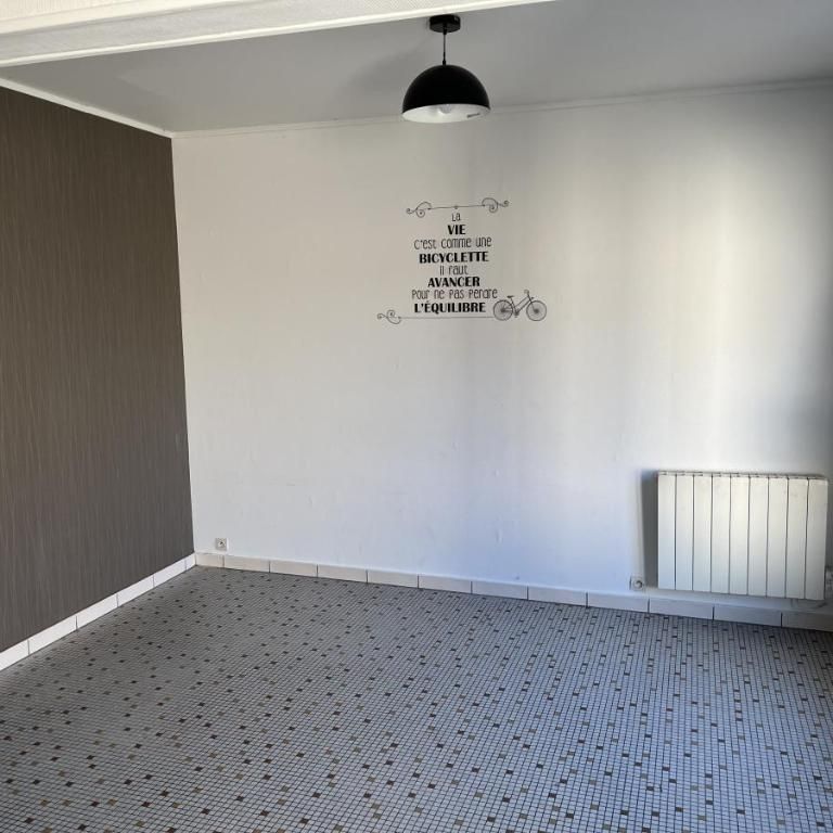 A louer en exclusivité à Marconne, très bon état, salle-salon, cuisine, 3 chambres, garage, jardin - Photo 1