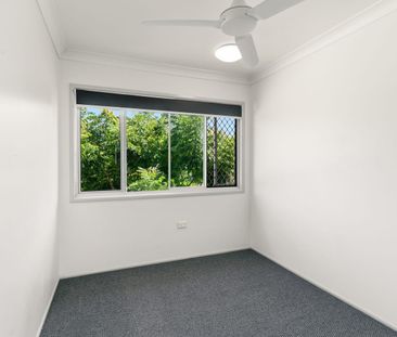 Spacious Two-Storey Family Home with Versatile Living Areas - Photo 3