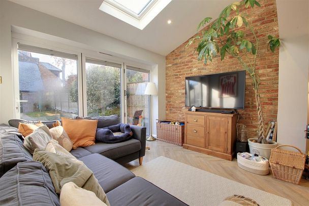 Queens Road, Berkhamsted - Photo 1