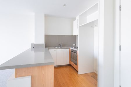 SPACIOUS, SUN DRENCHED APARTMENT IN PRIME LOCATION - Photo 3