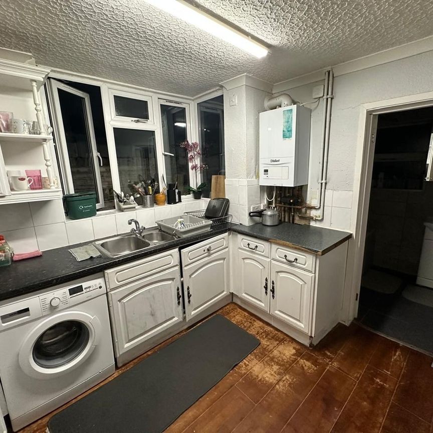 Room in a Shared Flat, Ranelagh Road, NW10 - Photo 1