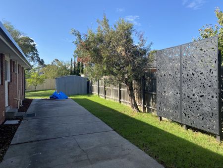 Bright and spacious three bedroom home in quiet court location - Photo 5