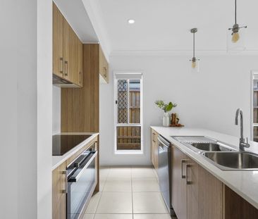 Modern family home! - Photo 6