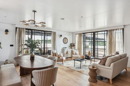 SHORT LET. A bespoke houseboat is ideally located on the Cadogan Pier to rent SW3. - Photo 2