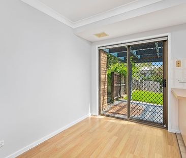 RENOVATED 2 BEDROOM TOWNHOUSE IN PRIME LOCATION! - Photo 4