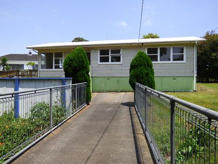 Charming and Spacious 3-Bedroom Family Home in a Prime Locatio2 - Photo 2